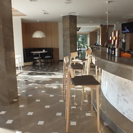Yucas Hotell 2*