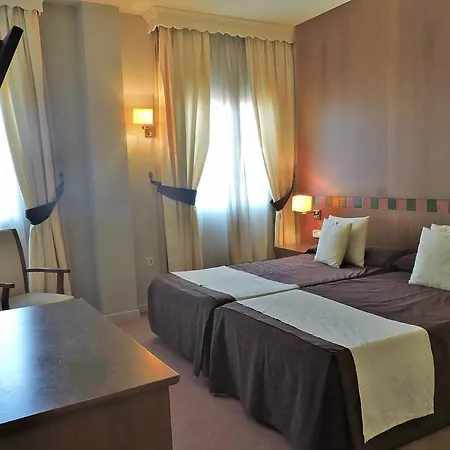 Yucas Hotel 2*